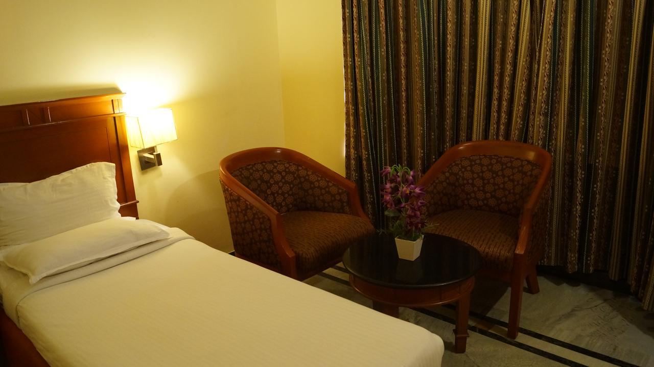 Hotel Grand Palace Chennai Exteriör bild