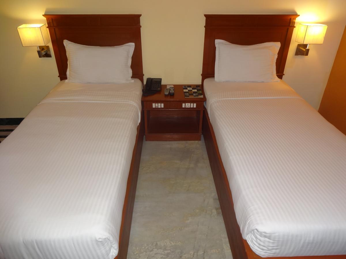 Hotel Grand Palace Chennai Exteriör bild
